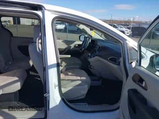 ✅ 2017 Chrysler Pacifica LX • VIN: 2C4RC1CG8HR521157 • Lot: 43709557. Wystawiony na IAAI z przebiegiem 104 885 mil. Bezpłatny archiwum sprzedaży aukcyjnych z USA i szczegółowy raport historii pojazdu na DreamBid. Zdjęcie 5.