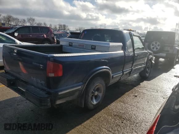 ✅ 1998 Chevrolet S-10 LS • VIN: 1GCCS19XXW8237764 • Lot: 84794834. Wystawiony na Copart z przebiegiem 70 387 mil. Bezpłatny archiwum sprzedaży aukcyjnych z USA i szczegółowy raport historii pojazdu na DreamBid. Zdjęcie 3.