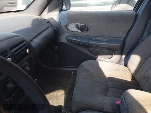 ✅ 1997 Oldsmobile Cutlass Supreme Series II • VIN: 1G3WH52M4VF327067 • Lot: 42709655. Wystawiony na IAAI z przebiegiem 176 945 mil. Bezpłatny archiwum sprzedaży aukcyjnych z USA i szczegółowy raport historii pojazdu na DreamBid. Zdjęcie 5.