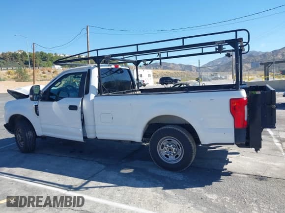 ✅ 2018 Ford F-250 XL • VIN: 1FTBF2A60JEC81520 • Lot: 43599015. Wystawiony na IAAI z przebiegiem 153 592 mil. Bezpłatny archiwum sprzedaży aukcyjnych z USA i szczegółowy raport historii pojazdu na DreamBid. Zdjęcie 14.