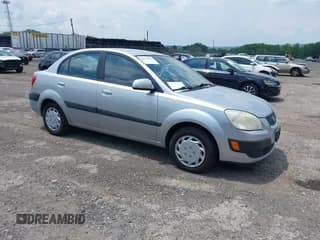 ✅ 2007 Kia Rio LX • VIN: KNADE123X76236031 • Lot: 42634841. Wystawiony na IAAI z przebiegiem 173 939 mil. Bezpłatny archiwum sprzedaży aukcyjnych z USA i szczegółowy raport historii pojazdu na DreamBid. Zdjęcie 1.