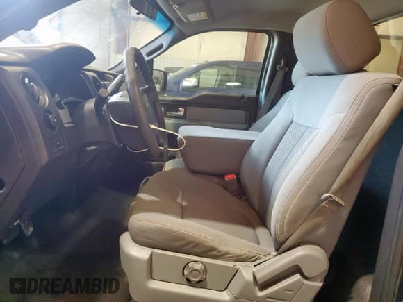 ✅ 2012 Ford F-150 XL • VIN: 1FTMF1CF6CFC76805 • Lot: 71989955. Wystawiony na Copart z przebiegiem 135 852 mil. Bezpłatny archiwum sprzedaży aukcyjnych z USA i szczegółowy raport historii pojazdu na DreamBid. Zdjęcie 7.