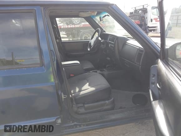 ✅ 2001 Jeep Cherokee Sport • VIN: 1J4FF58S71L502445 • Lot: 43548532. Listed on IAAI with 284,990 mi. Free auction sales archive from the USA and detailed vehicle history report at DreamBid. Image 5.