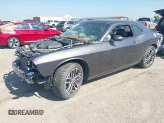 ✅ 2019 Dodge Challenger SXT • VIN: 2C3CDZGG9KH759872 • Lot: 43319625. Wystawiony na IAAI z przebiegiem Nie podano. Bezpłatny archiwum sprzedaży aukcyjnych z USA i szczegółowy raport historii pojazdu na DreamBid. Zdjęcie 2.