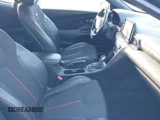 ✅ 2019 Hyundai Veloster Premium • VIN: KMHTG6AF3KU013055 • Lot: 41206611. Wystawiony na IAAI z przebiegiem 48 759 mil mil. Skorzystaj z bezpłatnego archiwum sprzedaży aukcyjnych z USA i zobacz szczegółowy raport historii pojazdu na DreamBid. Zdjęcie 5.