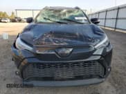 ✅ 2024 Toyota Corolla Cross Hybrid XSE • VIN: 7MUFBABG4RV043826 • Lot: 90267265. Wystawiony na Copart z przebiegiem 18 801 mil. Bezpłatny archiwum sprzedaży aukcyjnych z USA i szczegółowy raport historii pojazdu na DreamBid. Zdjęcie 5.