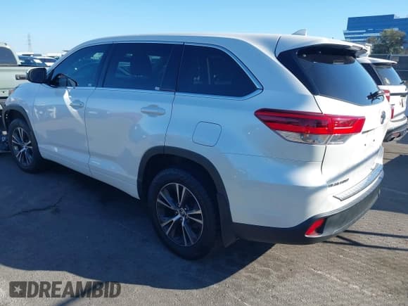 ✅ 2017 Toyota Highlander LE • VIN: 5TDZZRFH8HS190721 • Lot: 43401271. Wystawiony na IAAI z przebiegiem 160 834 mil. Bezpłatny archiwum sprzedaży aukcyjnych z USA i szczegółowy raport historii pojazdu na DreamBid. Zdjęcie 3.