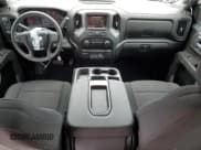 ✅ 2021 Chevrolet Silverado 1500 Custom Trail Boss • VIN: 1GCPYCEFXMZ147255 • Lot: 61611045. Wystawiony na Copart z przebiegiem 44 027 mil. Bezpłatny archiwum sprzedaży aukcyjnych z USA i szczegółowy raport historii pojazdu na DreamBid. Zdjęcie 8.