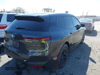 ✅ 2024 BMW iX xDrive50 • VIN: WB523CF03RCP86537 • Lot: 43188677. Wystawiony na IAAI z przebiegiem 33 468 mil. Bezpłatny archiwum sprzedaży aukcyjnych z USA i szczegółowy raport historii pojazdu na DreamBid. Zdjęcie 4.