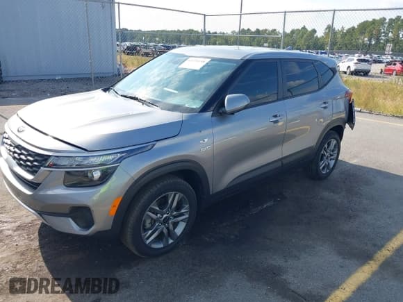 ✅ 2021 Kia Seltos LX • VIN: KNDEPCAA1M7152327 • Lot: 43231198. Wystawiony na IAAI z przebiegiem 58 474 mil. Bezpłatny archiwum sprzedaży aukcyjnych z USA i szczegółowy raport historii pojazdu na DreamBid. Zdjęcie 2.