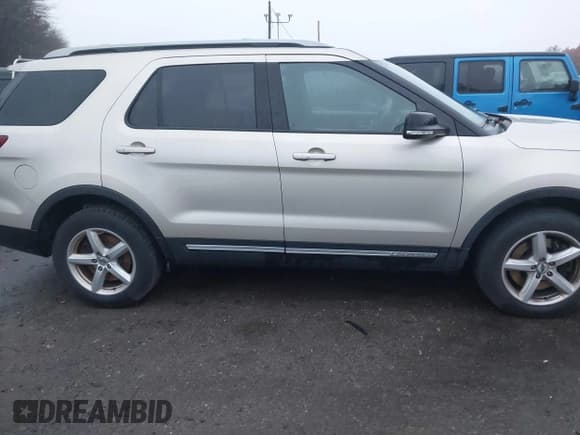 ✅ 2017 Ford Explorer XLT • VIN: 1FM5K8D83HGC77836 • Lot: 43616160. Wystawiony na IAAI z przebiegiem 111 884 mil. Bezpłatny archiwum sprzedaży aukcyjnych z USA i szczegółowy raport historii pojazdu na DreamBid. Zdjęcie 4.