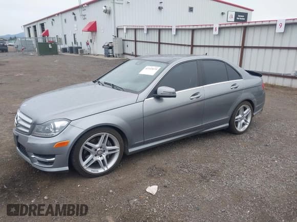 ✅ 2013 Mercedes-Benz C 300 Sport • VIN: WDDGF8AB8DG083241 • Lot: 42333079. Wystawiony na IAAI z przebiegiem 109 419 mil. Bezpłatny archiwum sprzedaży aukcyjnych z USA i szczegółowy raport historii pojazdu na DreamBid. Zdjęcie 17.