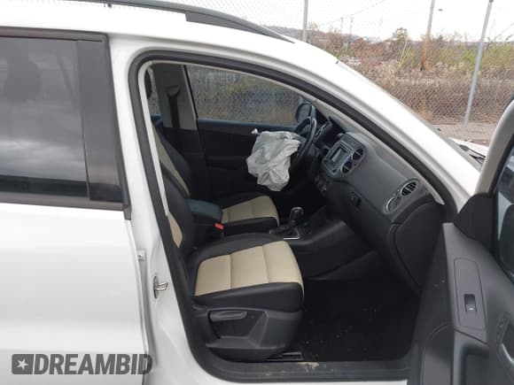 ✅ 2016 Volkswagen Tiguan S • VIN: WVGAV7AX1GW540163 • Lot: 43684940. Wystawiony na IAAI z przebiegiem 128 119 mil. Bezpłatny archiwum sprzedaży aukcyjnych z USA i szczegółowy raport historii pojazdu na DreamBid. Zdjęcie 5.