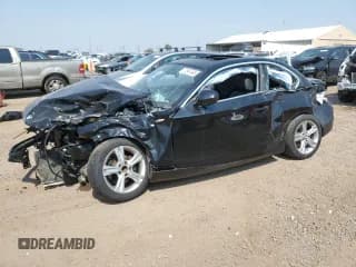 ✅ 2013 BMW 1 Series 128i • VIN: WBAUP9C53DVS95531 • Lot: 71541445. Wystawiony na Copart z przebiegiem Nie podano. Bezpłatny archiwum sprzedaży aukcyjnych z USA i szczegółowy raport historii pojazdu na DreamBid. Zdjęcie 1.