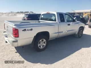 2005 Dodge Dakota z VIN 1D7HW52N95S257022, wystawiony jako Copart lot #77284684 z przebiegiem 204 724 mil mil oraz Czysty tytuł • Clean title. Historia ofert i sprzedaży dostępna na DreamBid. Obrazek 3.
