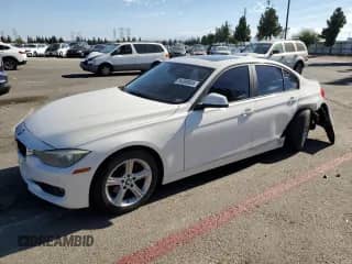 2014 BMW 3 Series 328i z VIN WBA3C1C55EK116837, wystawiony jako Copart lot #84300655 z przebiegiem 129 387 mil mil oraz Szkoda całkowita • Salvage title. Historia ofert i sprzedaży dostępna na DreamBid. Obrazek 1.