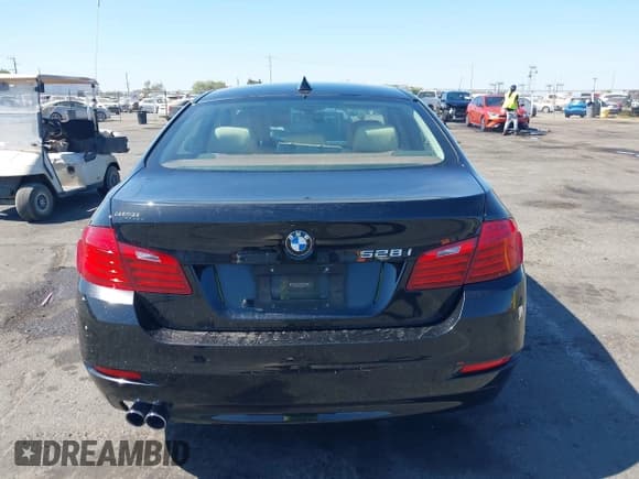 ✅ 2016 BMW 5 Series 528i • VIN: WBA5A5C51GG352543 • Lot: 43266801. Listed on IAAI with 132,494 mi. Free auction sales archive from the USA and detailed vehicle history report at DreamBid. Image 17.