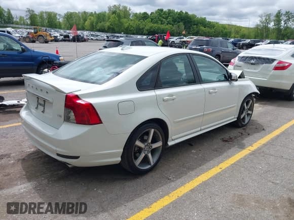 ✅ 2011 Volvo S40 • VIN: YV1672MS2B2542425 • Lot: 42345219. Wystawiony na IAAI z przebiegiem 118 917 mil. Bezpłatny archiwum sprzedaży aukcyjnych z USA i szczegółowy raport historii pojazdu na DreamBid. Zdjęcie 4.