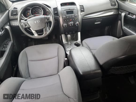 ✅ 2013 Kia Sorento LX • VIN: 5XYKTDA28DG410469 • Лот: 69971115. Опубликован ранее на Copart с пробегом 254 685 миль. Бесплатный доступ к архиву аукционных продаж из США и подробный отчёт об истории автомобиля на DreamBid. Изображение 8.