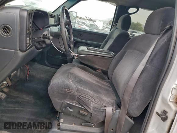 ✅ 2001 Chevrolet Silverado 2500HD LS • VIN: 1GCHK23U61F136848 • Lot: 92687445. Wystawiony na Copart z przebiegiem 252 847 mil. Bezpłatny archiwum sprzedaży aukcyjnych z USA i szczegółowy raport historii pojazdu na DreamBid. Zdjęcie 7.