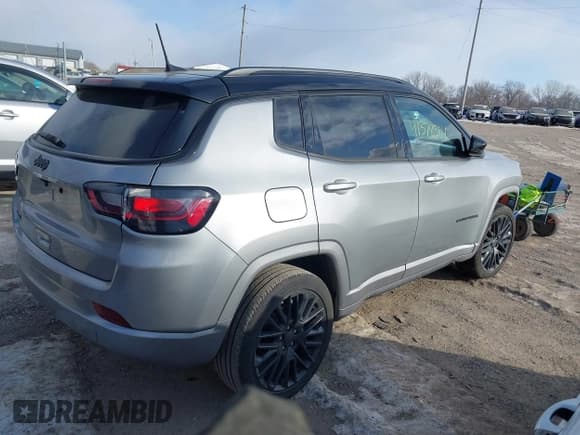 ✅ 2023 Jeep Compass (RED) Edition • VIN: 3C4NJDCN4PT512584 • Lot: 41378904. Wystawiony na IAAI z przebiegiem 43 690 mil. Bezpłatny archiwum sprzedaży aukcyjnych z USA i szczegółowy raport historii pojazdu na DreamBid. Zdjęcie 4.