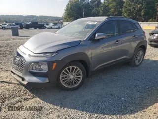 ✅ 2019 Hyundai Kona SEL • VIN: KM8K62AAXKU353220 • Лот: 83934305. Опубликован ранее на Copart с пробегом 26 771 миль. Бесплатный доступ к архиву аукционных продаж из США и подробный отчёт об истории автомобиля на DreamBid. Изображение 1.
