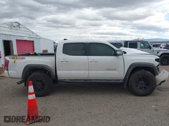 ✅ 2017 Toyota Tacoma SR5 • VIN: 3TMCZ5AN8HM077203 • Lot: 41765910. Listed on IAAI with 170,863 mi. Free auction sales archive from the USA and detailed vehicle history report at DreamBid. Image 13.