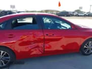 ✅ 2024 Kia Forte LXS • VIN: 3KPF24AD9RE768884 • Lot: 43324097. Wystawiony na IAAI z przebiegiem 15 257 mil. Bezpłatny archiwum sprzedaży aukcyjnych z USA i szczegółowy raport historii pojazdu na DreamBid. Zdjęcie 6.