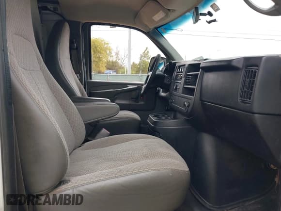 ✅ 2014 Chevrolet Express Cargo • VIN: 1GCWGFCA9E1140577 • Lot: 43772654. Wystawiony na IAAI z przebiegiem 260 902 mil. Bezpłatny archiwum sprzedaży aukcyjnych z USA i szczegółowy raport historii pojazdu na DreamBid. Zdjęcie 1.