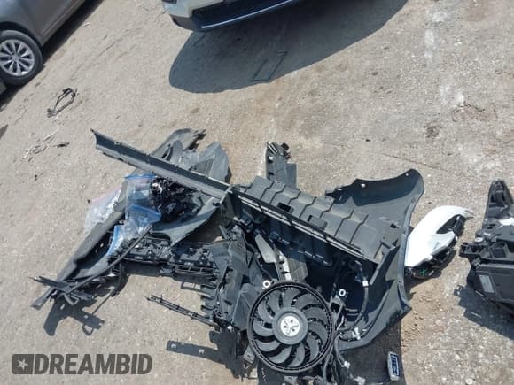 ✅ 2020 Lexus GX 460 Premium • VIN: JTJAM7BX8L5266401 • Lot: 42925610. Wystawiony na IAAI z przebiegiem 75 224 mil. Bezpłatny archiwum sprzedaży aukcyjnych z USA i szczegółowy raport historii pojazdu na DreamBid. Zdjęcie 12.