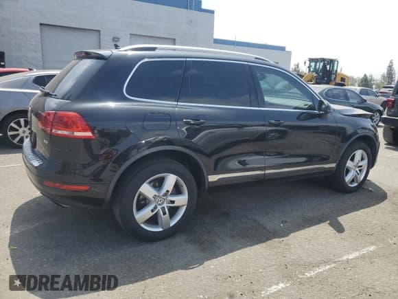 ✅ 2013 Volkswagen Touareg Lux • VIN: WVGEF9BP8DD005928 • Lot: 65650085. Listed on Copart with 111,843 mi. Free auction sales archive from the USA and detailed vehicle history report at DreamBid. Image 3.