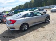 ✅ 2018 Honda Civic LX • VIN: 2HGFC2F5XJH517448 • Lot: 43413433. Wystawiony na IAAI z przebiegiem 86 931 mil. Bezpłatny archiwum sprzedaży aukcyjnych z USA i szczegółowy raport historii pojazdu na DreamBid. Zdjęcie 4.