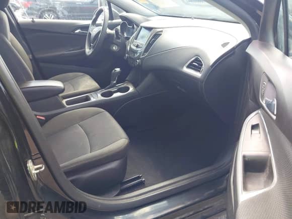 ✅ 2019 Chevrolet Cruze LS • VIN: 1G1BC5SMXK7130108 • Lot: 43291626. Wystawiony na IAAI z przebiegiem 97 511 mil. Bezpłatny archiwum sprzedaży aukcyjnych z USA i szczegółowy raport historii pojazdu na DreamBid. Zdjęcie 5.