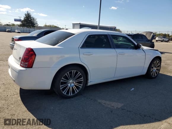 ✅ 2010 Chrysler 300 S • VIN: 2C3CA2CV4AH330402 • Лот: 82733365. Опубликован ранее на Copart с пробегом 222 715 миль. Бесплатный доступ к архиву аукционных продаж из США и подробный отчёт об истории автомобиля на DreamBid. Изображение 3.
