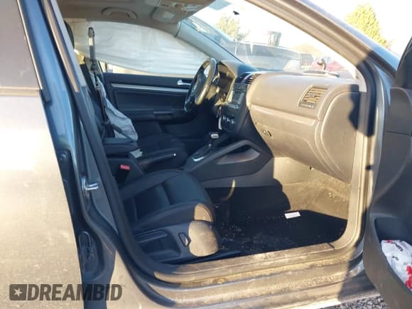 ✅ 2010 Volkswagen Jetta SE • VIN: 3VWRX7AJ4AM114744 • Lot: 43665743. Wystawiony na IAAI z przebiegiem 141 461 mil. Bezpłatny archiwum sprzedaży aukcyjnych z USA i szczegółowy raport historii pojazdu na DreamBid. Zdjęcie 5.