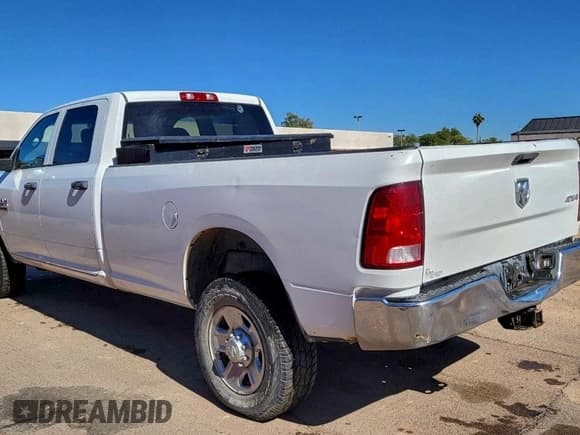 ✅ 2018 Ram 2500 Tradesman • VIN: 3C6UR5HJ3JG379551 • Lot: 97023035. Wystawiony na Copart z przebiegiem 106 643 mil. Bezpłatny archiwum sprzedaży aukcyjnych z USA i szczegółowy raport historii pojazdu na DreamBid. Zdjęcie 3.