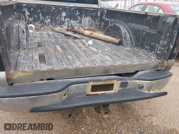 2002 Chevrolet Silverado 1500 LS z VIN 1GCEK14V02Z189954, wystawiony jako IAAI lot #42536149 z przebiegiem 223 924 mil mil oraz . Historia ofert i sprzedaży dostępna na DreamBid. Obrazek 13.