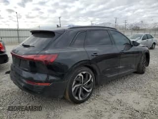 ✅ 2024 Audi Q8 e-tron Premium Plus • VIN: WA15AAGE3RB027165 • Лот: 42250375. Опубликован ранее на Copart с пробегом 15 926 миль. Бесплатный доступ к архиву аукционных продаж из США и подробный отчёт об истории автомобиля на DreamBid. Изображение 3.