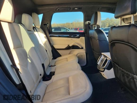 ✅ 2017 Porsche Cayenne GTS • VIN: WP1AD2A22HLA83167 • Lot: 92231845. Wystawiony na Copart z przebiegiem 116 913 mil. Bezpłatny archiwum sprzedaży aukcyjnych z USA i szczegółowy raport historii pojazdu na DreamBid. Zdjęcie 11.