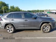 ✅ 2022 Toyota RAV4 XLE • VIN: 2T3W1RFV3NC196552 • Lot: 43136826. Wystawiony na IAAI z przebiegiem 26 833 mil. Bezpłatny archiwum sprzedaży aukcyjnych z USA i szczegółowy raport historii pojazdu na DreamBid. Zdjęcie 13.