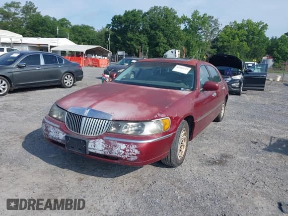 ✅ 1998 Lincoln Town Car Signature • VIN: 1LNFM82W8WY688852 • Lot: 42365729. Listed on IAAI with 194,232 mi. Free auction sales archive from the USA and detailed vehicle history report at DreamBid. Image 2.