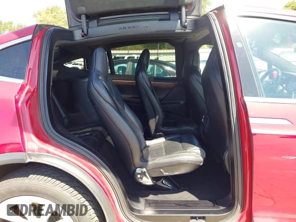 ✅ 2017 Tesla Model X 90D • VIN: 5YJXCBE24HF054166 • Lot: 43016756. Wystawiony na IAAI z przebiegiem 110 926 mil. Bezpłatny archiwum sprzedaży aukcyjnych z USA i szczegółowy raport historii pojazdu na DreamBid. Zdjęcie 8.