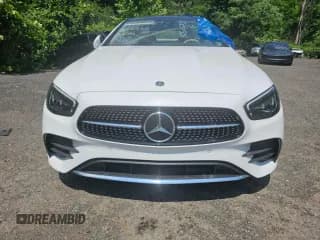 ✅ 2022 Mercedes-Benz E 450 • VIN: W1K1J5JB4NF185629 • Лот: 62147985. Опубликован ранее на Copart с пробегом 16 651 миль. Бесплатный доступ к архиву аукционных продаж из США и подробный отчёт об истории автомобиля на DreamBid. Изображение 1.