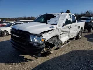 2020 Ram 1500 Tradesman z VIN 1C6RREGT4LN100434, wystawiony jako Copart lot #42302315 z przebiegiem 109 266 mil mil oraz Szkoda całkowita • Salvage title. Historia ofert i sprzedaży dostępna na DreamBid. Obrazek 1.