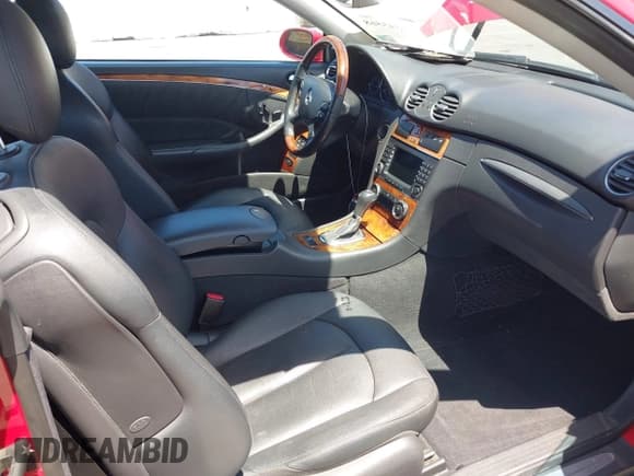 ✅ 2005 Mercedes-Benz CLK 500 • VIN: WDBTK75J85F142777 • Lot: 42345568. Wystawiony na IAAI z przebiegiem 129 733 mil. Bezpłatny archiwum sprzedaży aukcyjnych z USA i szczegółowy raport historii pojazdu na DreamBid. Zdjęcie 5.