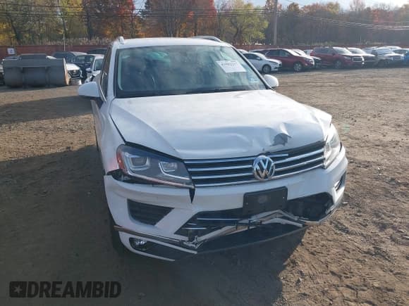 ✅ 2015 Volkswagen Touareg Sport • VIN: WVGEF9BP0FD007014 • Lot: 43592217. Listed on IAAI with 124,362 mi. Free auction sales archive from the USA and detailed vehicle history report at DreamBid. Image 17.