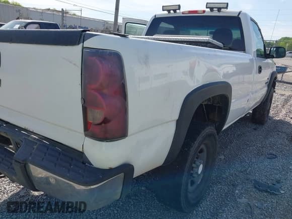 ✅ 2007 Chevrolet Silverado 2500HD Work Truck • VIN: 1GCHC24U07E139478 • Lot: 42066015. Wystawiony na IAAI z przebiegiem Nie podano. Bezpłatny archiwum sprzedaży aukcyjnych z USA i szczegółowy raport historii pojazdu na DreamBid. Zdjęcie 6.