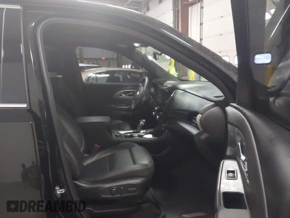 ✅ 2022 Chevrolet Traverse LT • VIN: 1GNEVHKW3NJ124361 • Lot: 41033053. Wystawiony na IAAI z przebiegiem 27 869 mil. Bezpłatny archiwum sprzedaży aukcyjnych z USA i szczegółowy raport historii pojazdu na DreamBid. Zdjęcie 5.