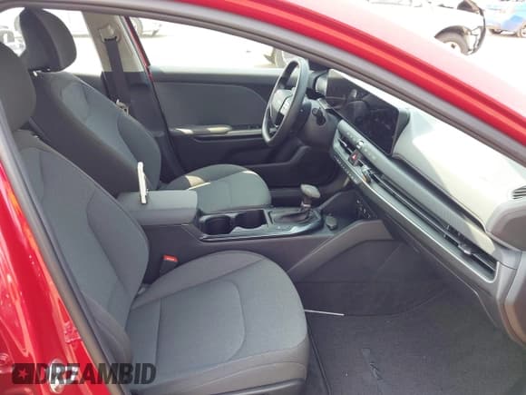 ✅ 2025 Kia K4 LXS • VIN: 3KPFT4DE0SE142230 • Lot: 42928956. Wystawiony na IAAI z przebiegiem 1 873 mil. Bezpłatny archiwum sprzedaży aukcyjnych z USA i szczegółowy raport historii pojazdu na DreamBid. Zdjęcie 5.