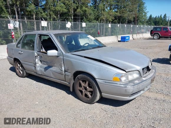 ✅ 2000 Volvo S70 • VIN: YV1LS61J5Y2661096 • Lot: 42686296. Listed on IAAI with 129,336 mi. Free auction sales archive from the USA and detailed vehicle history report at DreamBid. Image 1.